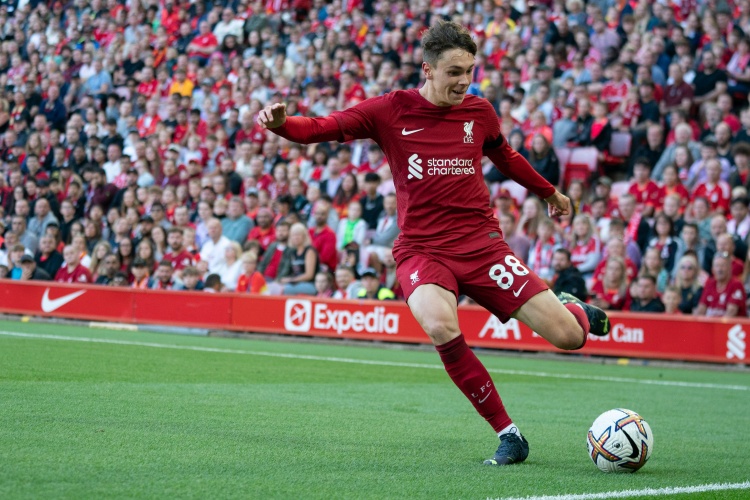 钱伯斯客串中卫获伊劳拉鼓励:放开踢,沿用左后卫习惯 钱伯斯客串中卫获伊劳拉鼓励:放开踢,沿用左后卫习惯